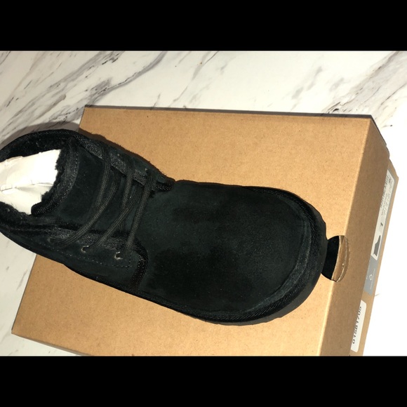 Boys UGG Boots - Picture 4 of 4